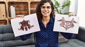 O Teste de Rorschach ajuda a avaliar o funcionamento psíquico dos indivíduos (Imagem: Krakenimages.com | Shutterstock)