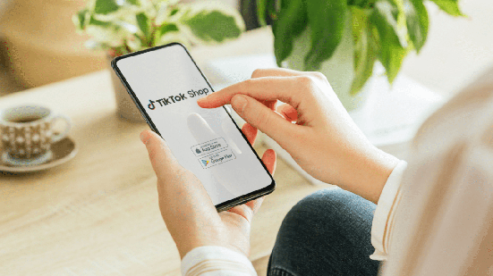 TikTok Shop registrou crescimento de 102 vezes no indicador que mede o valor bruto de mercadorias vendidas pela plataforma (Imagem: Azulblue | Shutterstock)