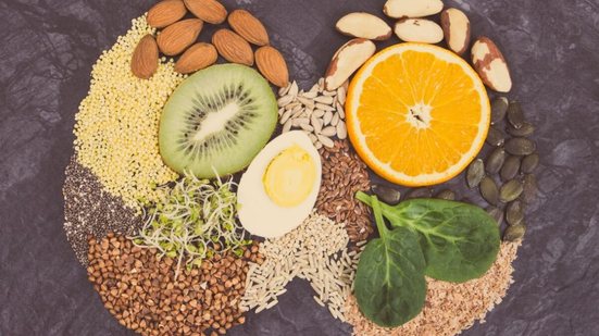 Manter uma alimentação equilibrada pode ajudar no bom funcionamento da tireoide (Imagem: ratmaner | Shutterstock)