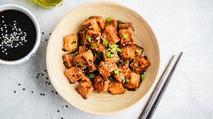 Tofu frito com molho picante (Imagem: Vladislav Noseek | Shutterstock)