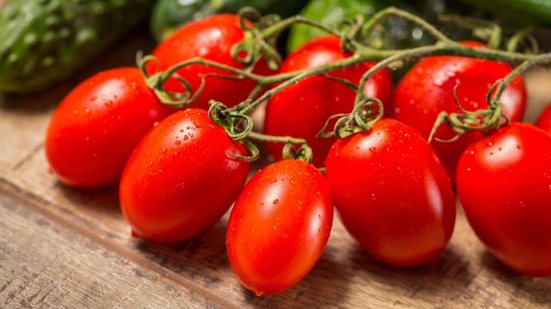 Acessível e prático, o tomate é fonte de nutrientes essenciais para o organismo (Imagem: Ion Sebastian | Shutterstock)