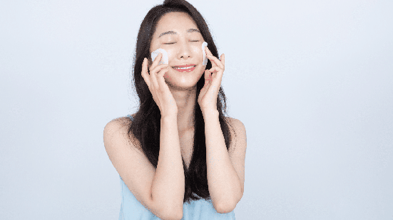 Os toner pads ganharam popularidade com a ascensão da beleza coreana e começam a aparecer cada vez mais nas prateleiras nacionais (Imagem: Utoimage | Shutterstock)