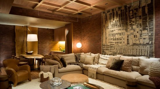 Os tons de marrom trazem mais identidade e ampliam a sensação de aconchego (Projeto: Denise Barretto | Imagem: Rômulo Fialnini)