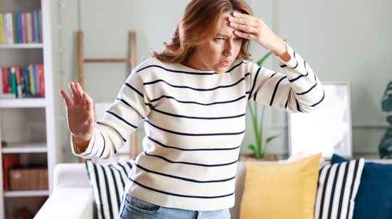 A tontura é uma queixa frequente nos consultórios e exige atenção em alguns casos (Imagem: Ahmet Misirligul | Shutterstock)