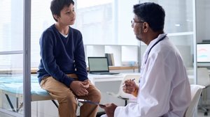 O quadro de torção testicular é mais frequente em crianças e adolescentes, especialmente até a puberdade, e requer intervenção médica (Imagem: Media_Photos | Shutterstock)