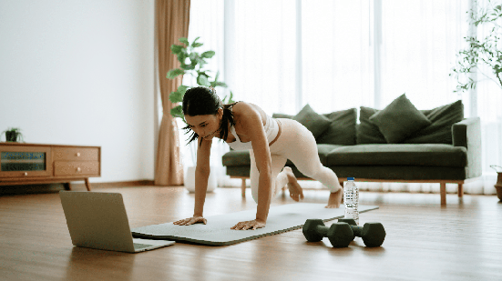Adaptar os exercícios à rotina pode ajudar a tornar a atividade física um hábito (Imagem: Monster Ztudio | Shutterstock)