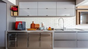 As torneiras deixaram de ser um simples objeto para assumir um papel ativo na decoração da cozinha (Projeto: Dantas & Passos Arquitetura | Imagem: Maura Mello)