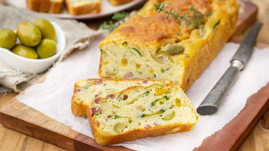 Torta de liquidificador com azeitona e legumes (Imagem: larik_malasha | Shutterstock)