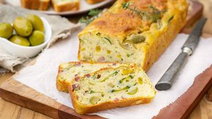 Torta de liquidificador com azeitona e legumes (Imagem: larik_malasha | Shutterstock)