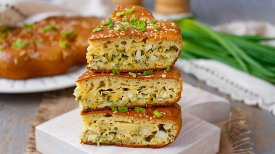 Torta de ovo com cebolinha (Imagem: Dementieva Iryna | Shutterstock)