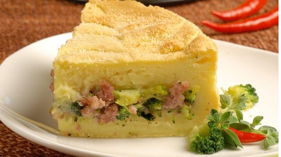 Torta de liquidificador de calabresa com brócolis (Imagem: Giuseppe Pisacane | Shutterstock)