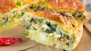 Torta de atum, escarola e ovo (Imagem: photobobs | Shutterstock)