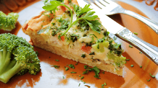 Torta de brócolis com tomate (Imagem: Bogdan Wankowicz | Shutterstock)
