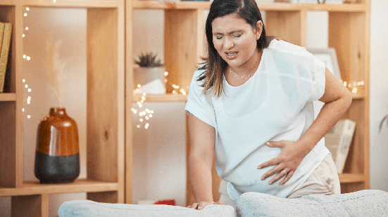 Diante de um parto emergencial, alguns cuidados podem ajudar a manter mãe e bebê seguros até a chegada do socorro  (Imagem: PeopleImages | Shutterstock)