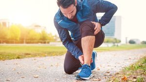 Treinar com dor pode transformar um desconforto passageiro em uma lesão permanente (Imagem: F01 PHOTO | Shutterstock)