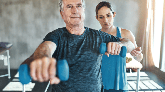 Manter o corpo em movimento depois dos 50 anos é importante para preservar a autonomia e a qualidade de vida (Imagem: PeopleImages | Shutterstock)