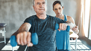 Manter o corpo em movimento depois dos 50 anos é importante para preservar a autonomia e a qualidade de vida (Imagem: PeopleImages | Shutterstock)