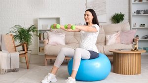 Treino em casa pode ser tão eficaz quanto a academia quando há planejamento, objetivos definidos e regularidade na rotina de exercícios (Imagem: Pixel-Shot | Shutterstock)