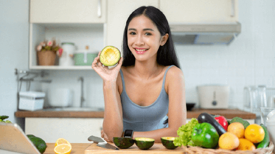 Escolher os alimentos certos ajuda a ter energia para treinar sem afetar o sono (Imagem: BongkarnGraphic | Shutterstock)