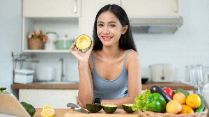 Escolher os alimentos certos ajuda a ter energia para treinar sem afetar o sono (Imagem: BongkarnGraphic | Shutterstock)