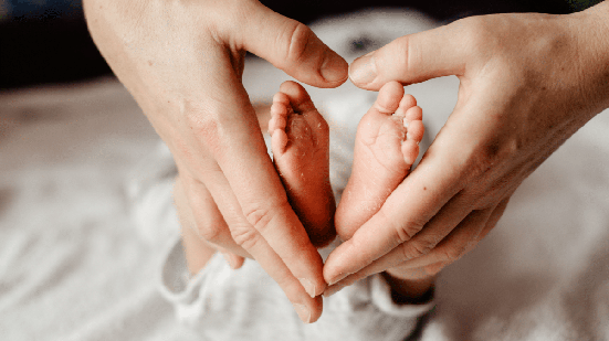 A triagem neonatal é essencial para descobrir se o bebê está saudável e investigar possíveis doenças (Imagem: Filip Olejowski | Shutterstock)