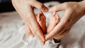 A triagem neonatal é essencial para descobrir se o bebê está saudável e investigar possíveis doenças (Imagem: Filip Olejowski | Shutterstock)