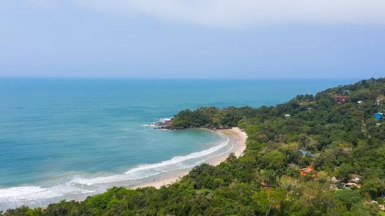 Ubatuba é cercada por belezas naturais, praias paradisíacas e atividades para todos os estilos de viajantes (Imagem: Erich Sacco | Shutterstock)