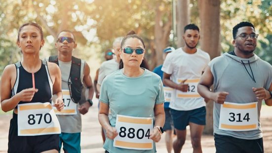 Planejamento e técnica ajudam os corredores a alcançarem um desempenho satisfatório e manter-se livre de lesões durante a São Silvestre (Imagem: PeopleImages | Shutterstock)