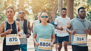 Planejamento e técnica ajudam os corredores a alcançarem um desempenho satisfatório e manter-se livre de lesões durante a São Silvestre (Imagem: PeopleImages | Shutterstock)
