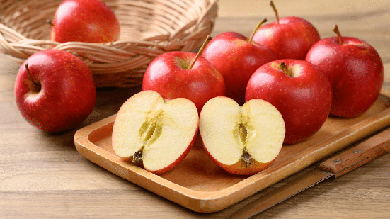 A maçã é fonte de fibras, vitamina C e compostos antioxidantes (Imagem: Nungning20 | Shutterstock)