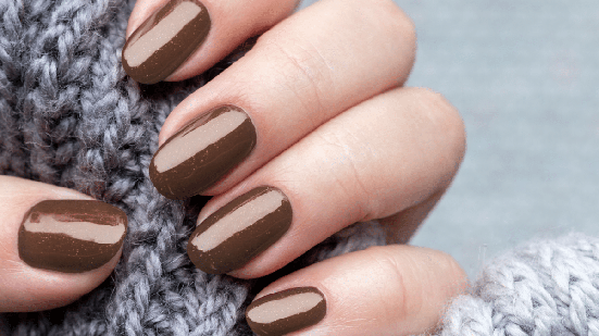 Tons fechados e sofisticados ganham destaque nas unhas durante o inverno (Imagem: Bykfa | Shutterstock)