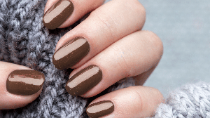 Tons fechados e sofisticados ganham destaque nas unhas durante o inverno (Imagem: Bykfa | Shutterstock)
