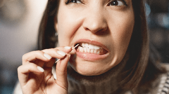 Em vez de limpar, o palito pode espalhar bactérias entre os dentes e favorecer problemas bucais (Imagem: frantic00 | Shutterstock)