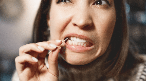Em vez de limpar, o palito pode espalhar bactérias entre os dentes e favorecer problemas bucais (Imagem: frantic00 | Shutterstock)