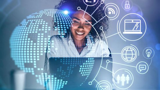 A tecnologia consolidou-se como uma ferramenta de eficiência nas empresas (Imagem: ImageFlow | Shutterstock)