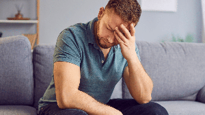 O uso ocasional de um analgésico não é o mesmo que a automedicação frequente (Imagem: Studio Romantic | Shutterstock)
