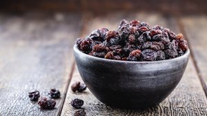 O consumo da uva-passa é benéfico para a saúde do corpo (Imagem: RHJPhotos | Shutterstock)