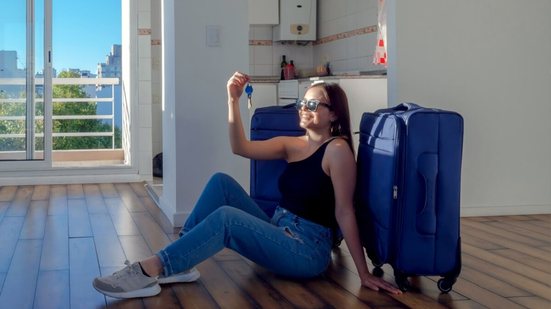 Desacordos entre locadores e inquilinos no aluguel de imóvel por temporada podem resultar em compensação por danos morais (Imagem: Willians Labrador | Shutterstock)