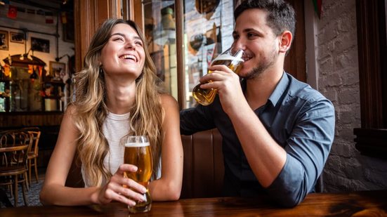 O clima da Copa pode ser a oportunidade ideal para transformar conversas online em conexões na vida real (Imagem: Paloma Herbstein | Shutterstock)