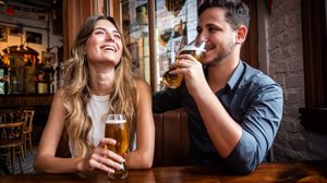 O clima da Copa pode ser a oportunidade ideal para transformar conversas online em conexões na vida real (Imagem: Paloma Herbstein | Shutterstock)