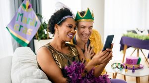 Carnaval aumenta o risco de golpes financeiros (Imagem: Drazen Zigic | Shutterstock)