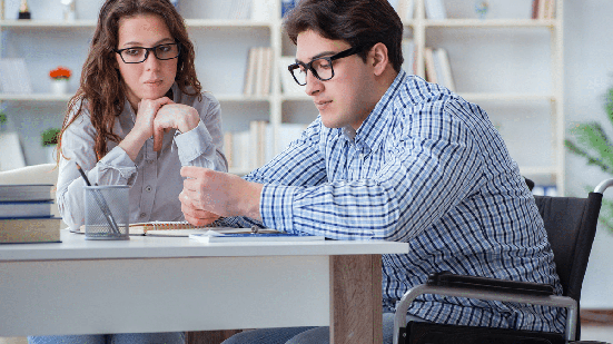 Os direitos dos candidatos do Enem incluem medidas de acessibilidade e procedimentos para situações que possam comprometer a realização da prova (Imagem: Elnur | Shutterstock)