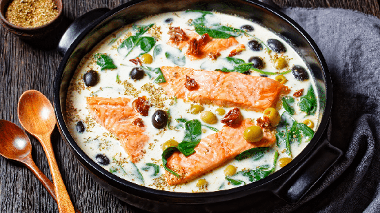 Caldeirada cremosa de salmão com espinafre e azeitonas (Imagem: from my point of view | Shutterstock)