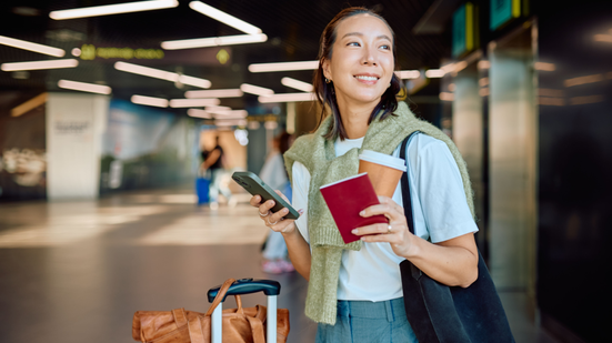Com um bom planejamento, é possível viajar sozinho com mais tranquilidade e aproveitar melhor a experiência (Imagem: we.bond.creations | Shutterstock)