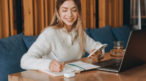 A organização da rotina é uma das principais aliadas de quem precisa estudar e trabalhar (Imagem: Anatoliy Cherkas | Shutterstock)