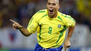 Das vitórias históricas aos desafios fora dos gramados, produções mostram o lado mais humano de grandes craques do futebol (Imagem: Reprodução digital | Globoplay)