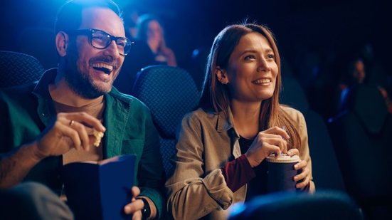 Uma quinta-feira repleta de novidades aguarda os fãs de cinema com estreias que vão do suspense alienígena ao romance italiano (Imagem: Drazen Zigic | Shutterstock)