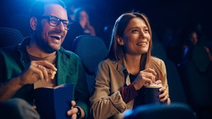 Uma quinta-feira repleta de novidades aguarda os fãs de cinema com estreias que vão do suspense alienígena ao romance italiano (Imagem: Drazen Zigic | Shutterstock)