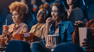 De live-action da Disney a drama musical italiano, o cinema brasileiro recebe uma programação eclética e variada nesta quinta-feira (Imagem: Drazen Zigic | Shutterstock)