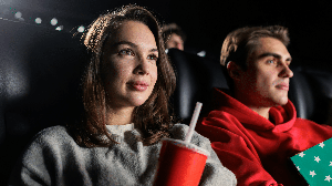 Os cinemas recebem grandes estreias de filmes nesta quinta-feira (Imagem: Andrew Will | Shutterstock)